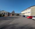 Bild: pml
Das ehemalige Schulgebäude vom Vorplatz aus betrachtet. Im linken Trakt befinden sich Klassenräume und Turnhallen. In der Mitte die Aula und rechts befinden sich wiederum Klassenräume.