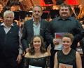Bild: sön
Johann Haas und Adalbert Obermeier (stehend von links) sind nun Ehrenmitglieder. Geehrt wurden Cornelia Fischer und Mirela Zgrzendek (sitzend, von links) sowie Stefan Zapf (hinten rechts).