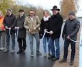 Bild: Götz
"Freie Fahrt" heißt es nun wieder auf der Gemeindeverbindungsstraße Dürnersdorf-Enzelsberg, nach dem die Neubaumaßnahme abgeschlossen ist. Symbolisch wurde ein weiß-blaues Band durchschnitten: (von links) Helmut Seebauer junior, Klaus Kiefmann, Winfried Legl, Bürgermeister Georg Köppl, Wolfgang Vetter, Julia Schmid, Bürgermeister Martin Prey und Anton Brand.