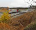 Bild: bl
Ihre Stunden sind gezählt: In der Nacht von Samstag auf Sonntag wird die Brücke über die A 93 abgerissen, die Perschen mit Neusath verbindet. Ab etwa 20 Uhr müssen Autofahrer am Samstag mit einer Vollsperrung rechnen. Zu vorbereitenden Arbeiten war die Autobahn teilweise schon am Donnerstag nur einspurig befahrbar.