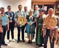 Bild: hai
Vorsitzender Christian Walter, Schützenmeister Norbert Bock (hinten von rechts) und Bürgermeister Manfred Porsch (rechts) gratulierten der neuen Königsriege: Adjutant Norbert Bayer, Adjutantin Ilona Buchbinder, Schützenkönigin Karina Reindl, Schützenkönig Michael Buchbinder, Jungschützenkönig Daniel Busch und Jugendadjutant Dominik Busch (von rechts).