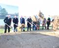 Bild: Lowak
Schwungvoller Spatenstich beim Maschinenring (von links): Heiner Vierling, Tobias Schiller, Landrat Andreas Meier, Oberbürgermeister Kurt Seggewiß, Vorsitzender Sebastian Scharnagl, Architekt Karlheinz Beer, Alexander Würner, Geschäftsführer Wolfgang Härtl, Werner Bäumler, Andreas Karl und Jürgen Schulz.