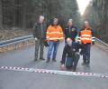 Bild: es
Bürgermeister Max Völkl (kniend) überprüft mit einem Messkeil die Ebenheit der ausgebauten Uchastraße. Davon überzeugt haben sich von links: zweiter Bürgermeister Hans-Peter Klünner, die Bauleter Stefan Haupt, Werner Kumschier und Dietmar Hammerl.
