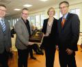Bild: Hirsch
Architekt Alfred Popp (Zweiter von links) überreichte den Vertretern des Kolping-Bildungswerkes, Karl Forster, Christine Jäger und Karl Ziegler (von links) eine Torte in den Kolping-Farben Schwarz und und Orange.