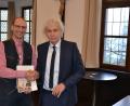 Bild: rti
Landrat Wolfgang Lippert (rechts) überreicht an Ely Eibisch die Kommunale Dankurkunde und den 30. Band der Buchserie „Heimat – Landkreis Tirschenreuth“.