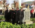 Bild: sck
Bürgermeister Joachim Neuss mit der Ehrenwache und den Fahnenabordnungen vor dem Ehrenmal der Gefallenen im Friedhof.