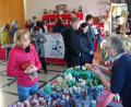 Bild: Schmola, Werner
Sehr gut angenommen wird der Hobby-Handwerkermarkt. Mehrere Hundert Kaufinteressenten frequentierten am Sonntag die Weihnachtsausstellung in der Grundschule. Bei einer Tombola werden über 300 Preise verlost.