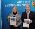 Bild:  Michael Schröter
Regina Wolfohr und Landrat Richard Reisinger mit dem neuen Jahreskalender.