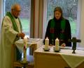 Bild: rn
Pfarrerin Anne Utz liest die Namen der in den vergangenen zwölf Monaten verstorbenen Heimbewohner. Ruhestandspfarrer Helmut Süß entzündet dazu die Kerzen.