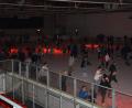 Bild: jr
Dunkel wars am Freitagabend zur Familieneisdisco in der Mitterteicher Eissporthalle anlässlich ihres 25-jährigen Bestehens. Rund 500 Eislauffans zogen ihre Runden zur heißen Musik.
