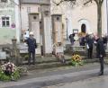 Bild: bö
Zum Gedenken an die Gefallenen und Vermissten aus zwei Weltkriegen legten Bürgermeister Florian Junkes und Schützenmeister Josef Scharr (KSK-Tell- und Burgschützen) in Hohenburg einen Kranz am Kriegerdenkmal nieder. Die Trachtenkapelle umrahmte die Gedenkstunde.