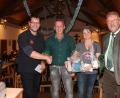 Bild: pi
Bürgermeister Johann Maurer (rechts) überrascht die Vorsitzenden der Borner Feuerwehr, Thomas Maxeiner und Florentine Machts (Mitte), mit Erinnerungsgeschenken. Darüber freut sich auch Neudorfs Vorsitzender Achim Helgert.