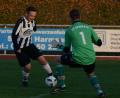Bild: ham
Florian Schlagenhaufer (links) war einem Treffer ganz nah. Doch im Duell mit Hahnbachs Keeper Benedikt Dietrich versagten dem Schwarzenfelder die Nerven.