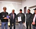 Bild: exb
Johann Köppl, der Vorsitzende des „Vereins der Sternenfreunde“, Bürgermeister Hans Graßl (von links) sowie Michael Albang und Hans Walbrun (von rechts) begrüßten den 15 000. Besucher der Sternwarte: Roland Hartlich (Mitte).