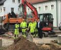 Bild: Stefanie Gradl
Bürgermeister Hans-Martin Schertl (rechts) mit den Mitarbeitern des Bauhofs vor der für die Ladesäule bereitgestellten Fläche.