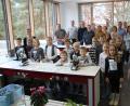 Bild: den
Die Teilnehmerinnen und Teilnehmer am Mikroskopierkurs der VHS im Stiftland-Gymnasium Tirschenreuth vor Arbeitsbeginn