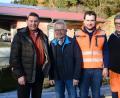 Bild: bey
Max Müllhofer, (2. von links) über vier Jahrzehnte Chef der Pleysteiner Kläranlage, hat seine Arbeitskleidung bereits abgelegt Matthias Schreier-Lunz (2. von rechts) als seinen Nachfolger bestens eingearbeitet. Helmut Moll (rechts) steht zur Hälfte seiner regelmäßigen Arbeitszeit als Mitarbeiter und Vertreter des Kläranlagenleiters bereit. Bürgermeister Rainer Rewitzer (llinks) lobt die Kläranlage dank des Einsatzes von Max Müllhofer als optisch und technisch bestens.