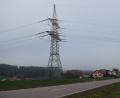 Bild: bnr
Strommasten direkt am Ortsrand, wie hier bei Inzendorf, sollen bald der Vergangenheit angehören. Der Ostbayernring rückt 300 Meter vom Dorf weg.