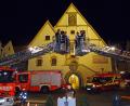 Bild: Dobmeier
Die Neustädter Wehrführung (rechts) fand Gehör auf der Drehleiter bei den Weidener Kameraden, die das Patengesuch als Ehre ansahen und gerne annahmen.