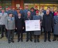 Bild: Dobmeier
Bei der Ehrung der Soldaten, Reservisten und prominenten Sammler erhielt OB Kurt Seggewiß (mit Amtskette) als Ansprechpartner für den Volksbundes der Deutschen Kriegsgräberfürsorge den Scheck von 13.649,92 Euro von OTL Frank Bergemann (rechts daneben) überreicht im Beisein von Bundeswehrsoldaten und Ehrengästen. Bild: Dobmeier