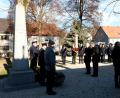 Bild: njn
Vor dem Kriegerdenkmal in Wildenreuth legten (von links) zweiter Bürgermeister Johannes Reger und Pfarrer Manuel Sauer einen Kranz ab.
