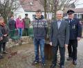 Bild: nib
Die Vorsitzenden der beteiligten Vereine zeigten sich sehr angetan von den neuen Sitzen am Spielplatz in Högling. Im Bild von links Hubert Meierhofer (KRK), Heidi Richthammer (OGV), Magdalena Schmidbauer, Carina Bär (Ortsausschuss), Erwin Bauer (Oldtimer-Freunde), Robert Delling (KLJB), Michael Rudisch (Kirchenpfleger) und Siegfried Schlosser (Feuerwehr).