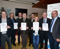 Bild: bey
CSU-Ortsvorsitzender Roland Rauch (links) und stellvertretender Kreisvorsitzender Albert Nickl (rechts) zeichnen die langjährigen Mitglieder Artur Leonhardt, Georg Duschner jun., Herbert Pschierer, Gerhard Kres, Bernhard Meiler, Annika Leonhardt und Manfred Weiß (von links) aus.