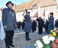Bild: bey
Bürgermeister Rainer Rewitzer und Oberleutnant Julian Stelter legen nach ihren Ansprachen Kränze am Kriegerdenkmal auf dem Marktplatz nieder.