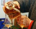 Bild: Stephan Landgraf
Golden rinnt der 20 Jahre alte Apfelbrand aus der Flasche.