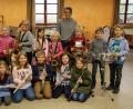 Bild: bph
Viel Vorfreude verraten die strahlenden Gesichter der Kinder der neuen „Bläserklasse 2018“ der Jugendblaskapelle Nabburg und ihrer Bläserklassenleiterin Melanie Ferstl (Bildmitte hinten) bei der Übergabe der funkelnagelneuen Instrumente im Musikerheim.