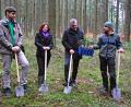 Bild: Andreas Royer
Für einen klimastabilen Umbau des Bürgerspitalwaldes mit Tannen setzen sich (von links) Simon Tangerding, Schutzgemeinschaft Deutscher Wald, Sabine Seberak, Leiterin Sparda-Bank Amberg, Bürgermeister Michael Göth und Förster Bernhard Raschka ein.
