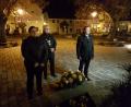 Bild: hir
Bürgermeister Richard Tischler (Mitte) legte zusammen mit den Stadträten Florian Reger (links) und Norbert Auer (rechts) einen Kranz am Kriederdenkmal nieder und erinnerte damit an alle Opfer von Krieg, Terror und Gewaltherrschaft.
