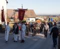 Bild: dtr
Ein riesiger Kirchenzug machte sich vom Plößberger Kultursaal auf den Weg zur Jubiläumskirche St. Georg.