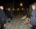 Bild: bk
Bei der Gedenkfeier in Weiherhammer legen die Bürgermeister Kränze nieder.