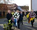 Bild: bey
Bürgermeister Karl-Heinz Preißer (links) und die Vertreter der Vereine legen am Kriegerdekmal in Luhe Kränze nieder.