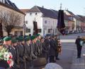 Bild: mmj
Wie hier am Kriegerdenkmal in Schönsee sprach Bürgermeisterin Birigit Höcherl auch an den Erinnerungsstätten in Dietersdorf und Gaisthal und legte im Namen der Stadt jeweils einen Kranz nieder.