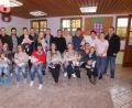 Bild: nib
Bürgermeister Christian Ziegler, Christina Gradl, und Familienbeauftragte Inge Schrott (von rechts) begrüßten die Neugeborenen mit ihren Eltern im Raum der Eltern-Kind-Gruppen im Rathaus in Wolfring.