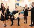 Bild: cog
Anna-Lena Schmidt, Maximilian Hauer, Hannes Weigert, Emma Löffler und Felicitas Groth (von links) nahmen die Zuhörer in der St. Nikolauskapelle mit auf eine Zeitreise ins 18. Jahrhundert Hofmusik