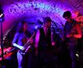 Bild: ilt
Fast ausschließlich selbst geschriebene Stücke hat die „Bourbon Blues Band“ zu ihrem Auftritt im Gagglhof mitgebracht. Neueste Verstärkung des mittlerweile siebenköpfigen Ensembles Bluesband aus dem Raum Grötschenreuth, entstanden aus dem „Bourbon Power Trio“, ist eine Saxofonistin.