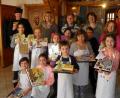 Bild: exa
Mit Hilfe von Vorsitzender Christine Gärtner, Maria Busch, Uschi Malzer und Johanna Reger (hinten ab Zweite von links) fertigen die Kinder ihre Adventskalender selbst.
