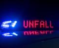 Bild: Monika Skolimowska
Das Blaulicht auf einem Fahrzeug der Polizei leuchtet in der Dunkelheit, auf dem Display ist der Hinweis „Unfall“ zu lesen. Foto: Monika Skolimowska/Archiv