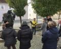 Bild: awo
Premiere der Führung „Streifzug durch die Geschichte der Stadt Bärnau ins Ackerbürgerhaus.“ Mit vielen Informationen und Anekdoten nahm Andrea Wolf die Besucher auf dem Bärnauer Marktplatz mit in die Zeit vor Jahrhunderten. Start war am Bärnauer Bärenbrunnen, der Symbolkraft für die jahrhundertelangen Bedeutung der Stadt an der Goldenen Straße vermittelt.