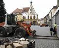 Bild: Wolfgang Steinbacher
Vor dem Rathaus hat der Aufbau des Weihnachtsmarkts begonnen.