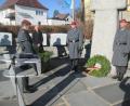 Bild: hkö
Hautmann Christoph Bärmann, Chef der 5. Batterie des Artilleriebataillons 131 in Weiden, und Bürgermeister Peter König (von links) gedenken der gefallenen und vermissten Soldaten aus der Gemeinde.