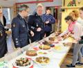 Bild: wlr
Natürlich unterstützen auch die aktiven Feuerwehrmänner die Aktion der Festdamen und nehmen für ihre Frauen eine Auswahl der angebotenen Kuchen mit nach Hause.
