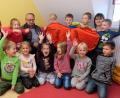 Bild: Dotzauer
Gut gelaunte Kinder nehmen bei der Spendenübergabe Andreas Steinl senior, den stellvertretenden Vorsitzenden der Kinderkrebshilfe Oberpfalz-Nord, in ihre Mitte. Symbolisch zeigen die Buben und Mädchen ein rotes Herz für schwerkranke Kinder und ihre Familien. Vertreterinnen des Personals der Kindertagesstätte freuen sich mit.