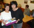 Bild: Portner
Gisela Stier (rechts) überreichte an Vorsitzende Elfriede Kraus ein Geschenkpaket zum 60. Geburtstag und dankte für die jahrelange Arbeit für den Verein.