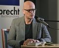 Bild: Petra Hartl
Am Abend ist er als „Kriminalist“ im Fernsehen zu sehen, live können die Zuhörer Christian Berkel in der Amberger Buchhandlung Rupprecht erleben. Dort liest er aus seinem aktuellen Roman „Der Apfelbaum“.