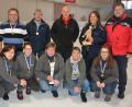 Bild: jr
Nur sieben Mannschaften nahmen am Samstag an den 33. Eisstock-Stadtmeisterschaften in der Mitterteicher Eissporthalle teil. Unser Bild zeigt hockend den Sieger der Hobbyschützen, (von links) die Gut-Holz-Keglerinnen mit Elfriede Schönberger, Sandra Weiß, Lisa Weiß, Petra Schüßler und Anja Weiß. Stehend (von links) Stadtverbandsvorsitzender Peter Haibach, ESC-Vorsitzender Stefan Grillmeier, Hans Fischer, Helmut Vogl, Gudrun Vogl und 2. Bürgermeister Stefan Grillmeier.