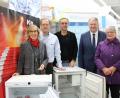 Bild: anv
Kathrin Schmidt (Sparkasse Amberg-Sulzbach) und K+B-Marktleiter Martin Heller übergeben zusammen mit Joachim Scheid (Klimaschutzkoordinator in Amberg-Sulzbach) und Landrat Richard Reisinger den neuen Kühlschrank an Helma Ortner (von links).